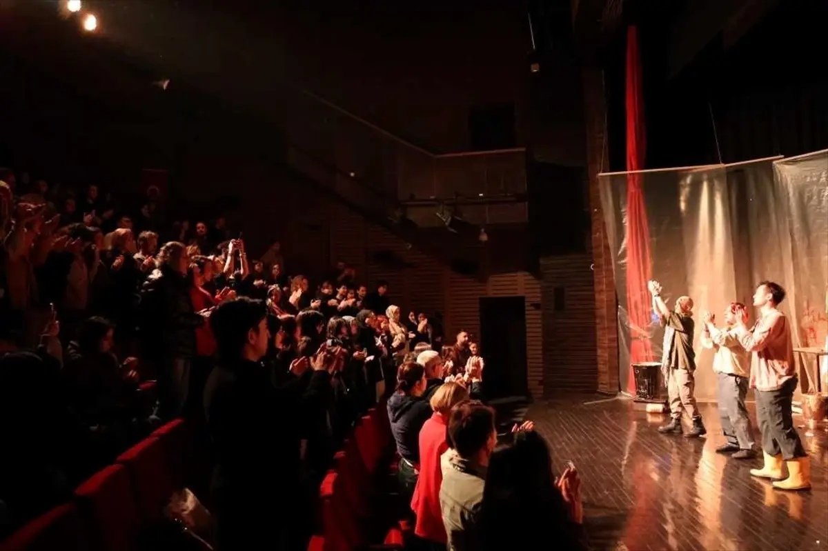 Maskeliler Oyunu Düzce Üniversitesi'nde Tiyatro Anadolu'dan Sahne Aldı