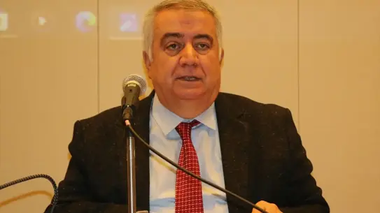 Sempozyum sırasında konuşma yapan akademisyen