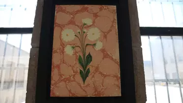 Ebru tekniğiyle hazırlanmış renkli bir tablo