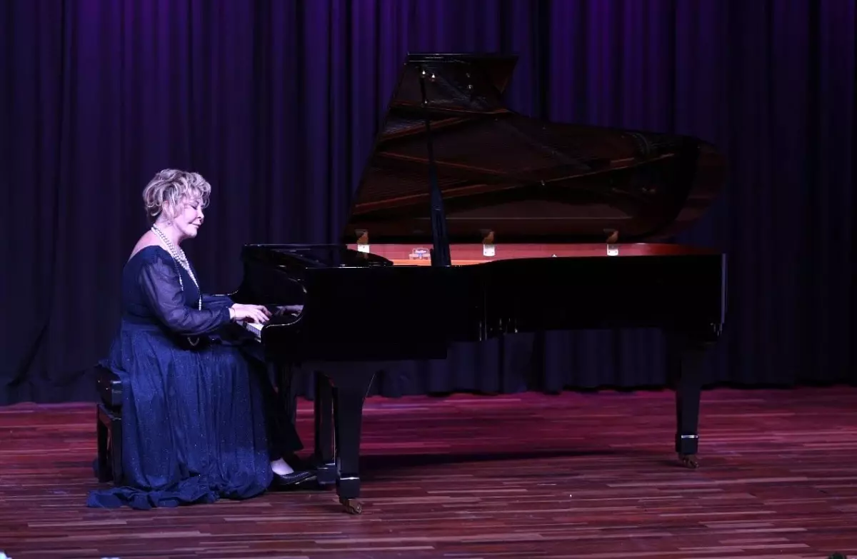 Denizli'de Gülsin Onay'dan Öğrencilerle Büyüleyici Piyano Performansı