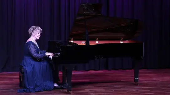 Gülsin Onay sahnede piyano çalıyor