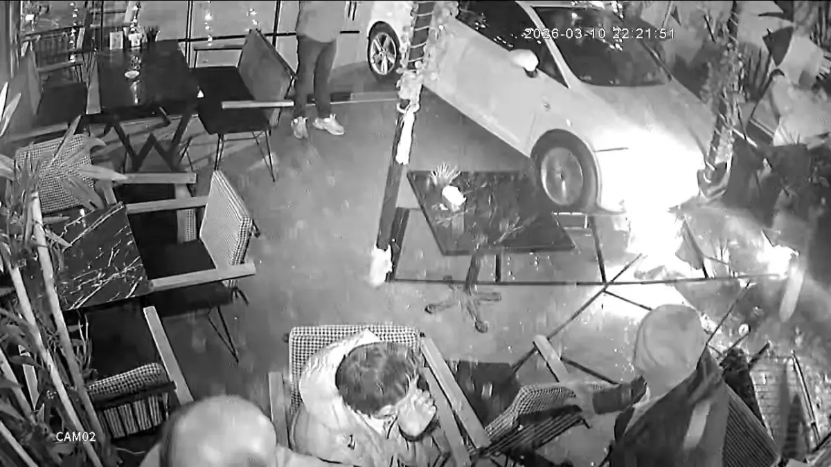 İzmit'te Kontrolden Çıkan Araç Kafeye Çarptı: 2 Yaralı