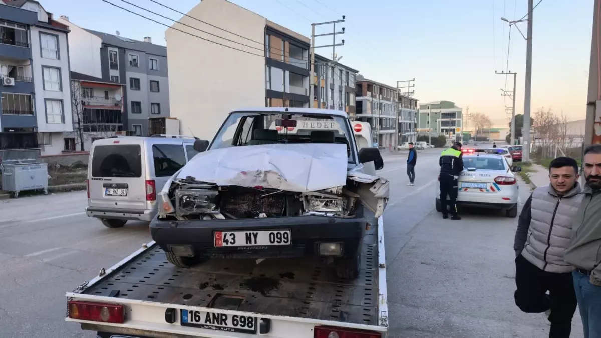 İnegöl'de Kontrolden Çıkan Araç Park Halindeki TIR'a Çarptı, Sürücü Hastaneye Kaldırıldı