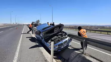 Kaza sonrası itfaiye ekipleri aracı kaldırıyor