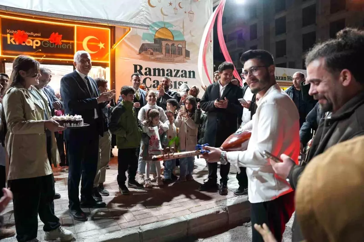 Kahta’da Ramazan Çarşısı’nda Belediye Başkanı Hallaç’a Sıcak Sürpriz Doğum Günü Kutlaması