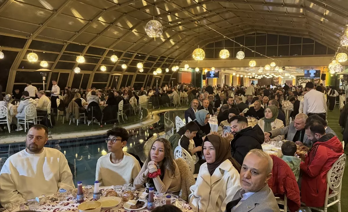 Davutoğlu, Trump ve Netanyahu'yu Eleştirerek Müslüman Ülkeler Arasında Dayanışma Çağrısında Bulundu