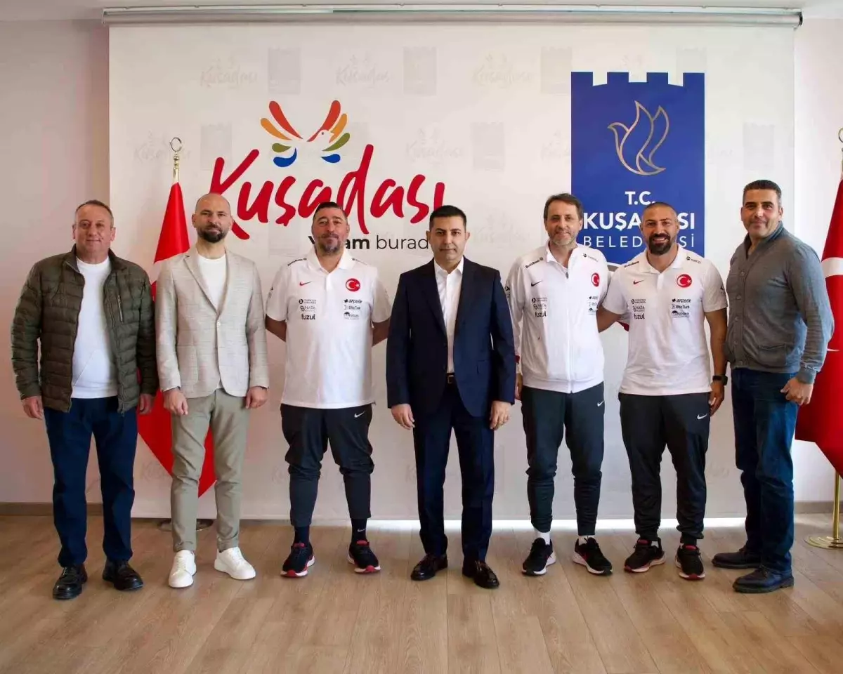 Başkan Ömer Günel, Kuşadası'nda Plaj Futbolu Milli Takımı'nı Teknik Kadrosuyla Buluştu