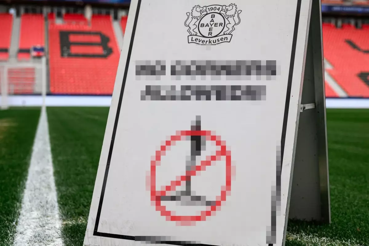 Leverkusen stadyumunda köşe vuruşu uyarı levhası