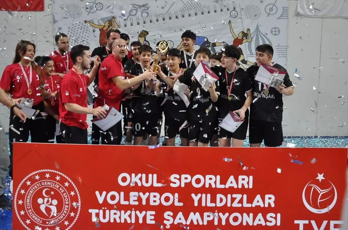 Kütahya’da Türkiye Yıldızlar Voleybol Şampiyonası Finali: Kastamonu ve Ankara Şampiyonluk Kupasını Kaldırdı