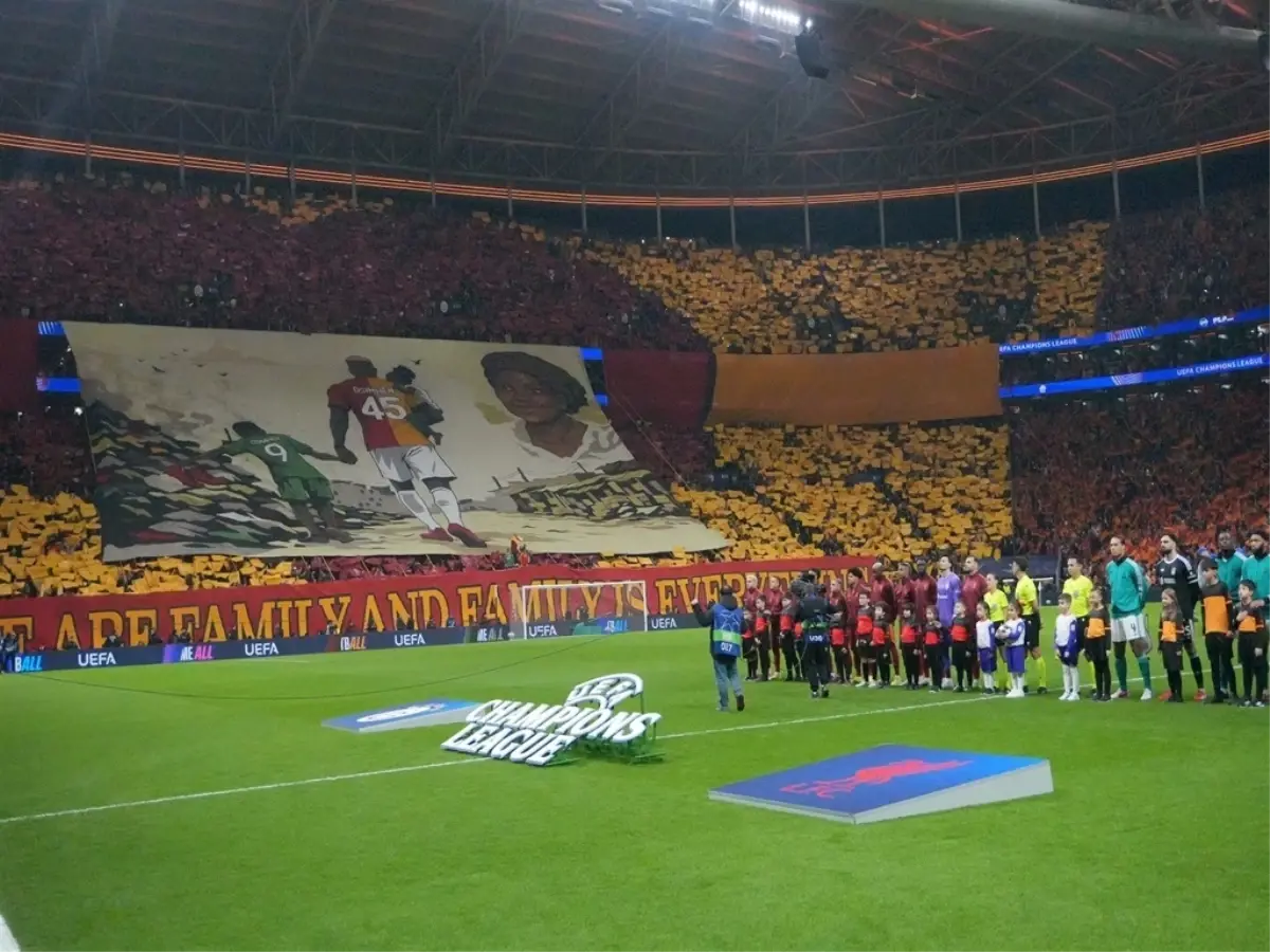 Osimhen'in Tribünlerdeki Duygusal Anları: Galatasaray, Liverpool'u Yenerek Sevinci Paylaştı