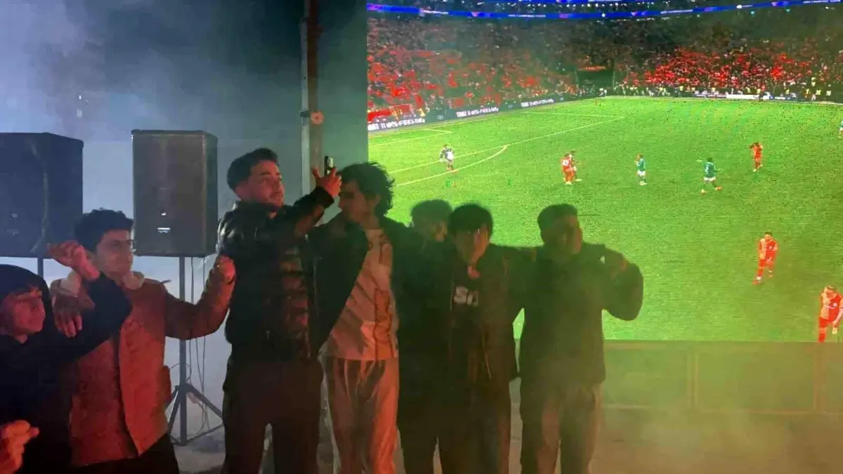 Osmaniye'de Galatasaray Zaferi Havai Fişek ve Meşalelerle Coşkuyla Kutlandı