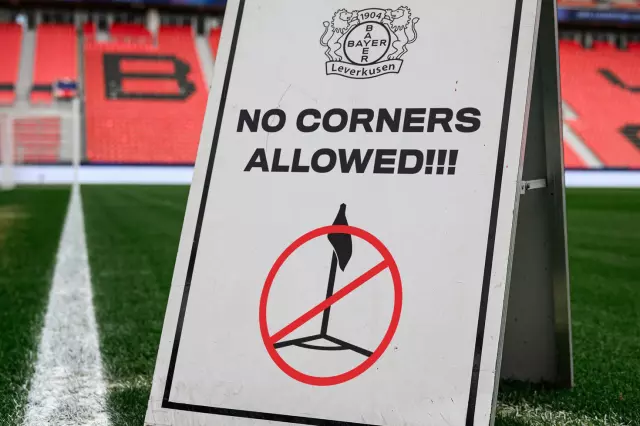 Levha önünde fotoğraf çeken taraftarlar