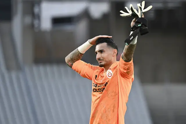 Uğurcan Çakır kurtarış yapıyor