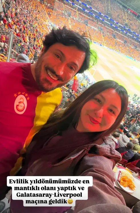 Yasemin Sakallıoğlu ve Burak Yırtar maç sırasında