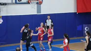 Turnuvada sahada mücadele eden genç kızlar