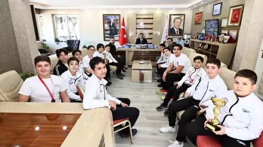 Antrenör Yunus Öztürk ve Manisa su topu sporcuları