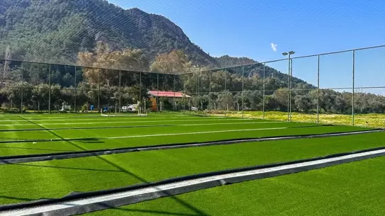 Yenilenmiş halı sahanın ana fotoğrafı