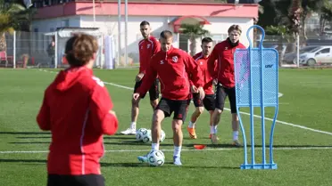 Samsunspor antrenman sahasında taktik çalışması