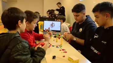 Atölyede çocukların robotik kodlama anı