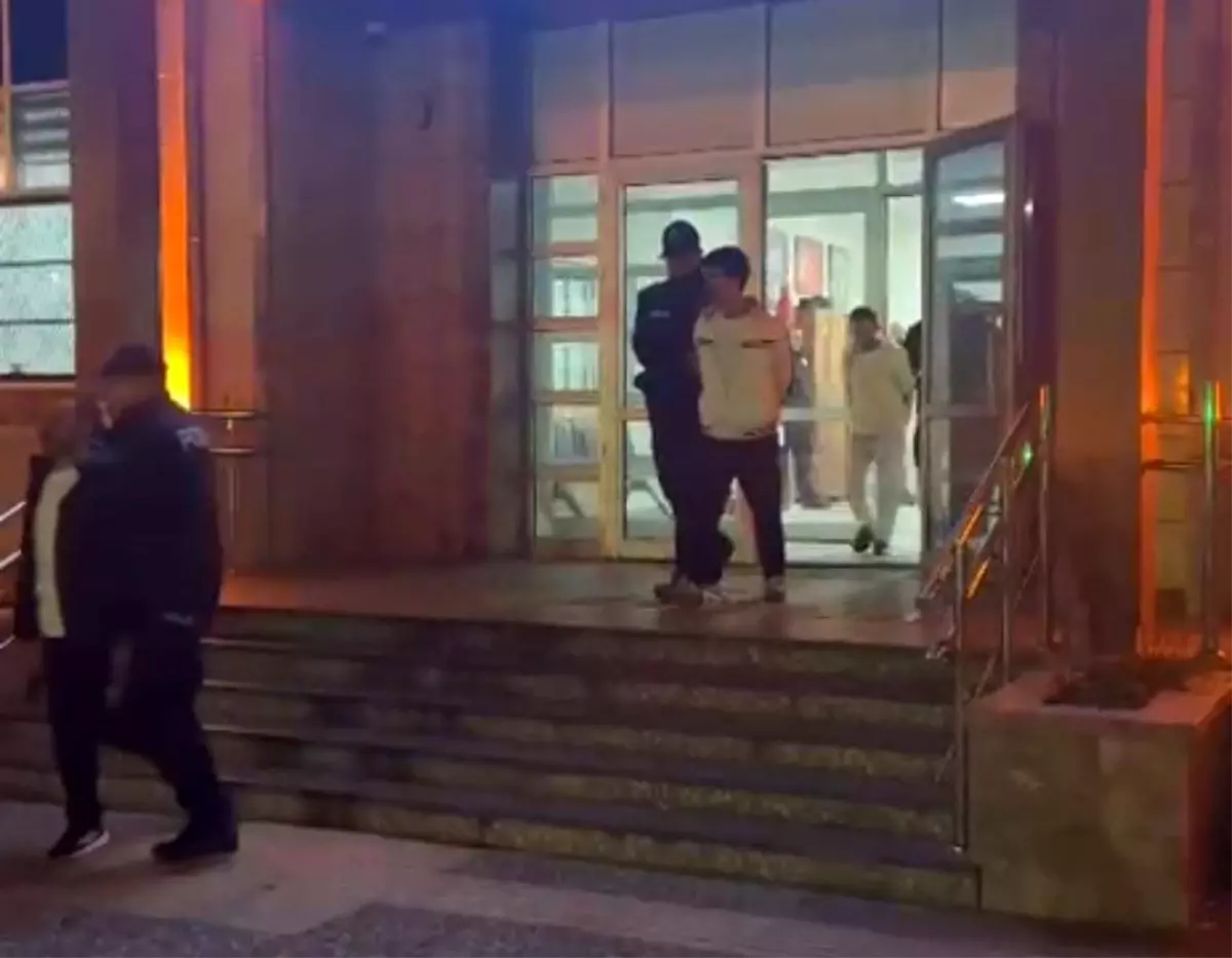 Adana’da Kaçak Baba ve İki Oğlu Yangın Merdiveninde Yakalandı