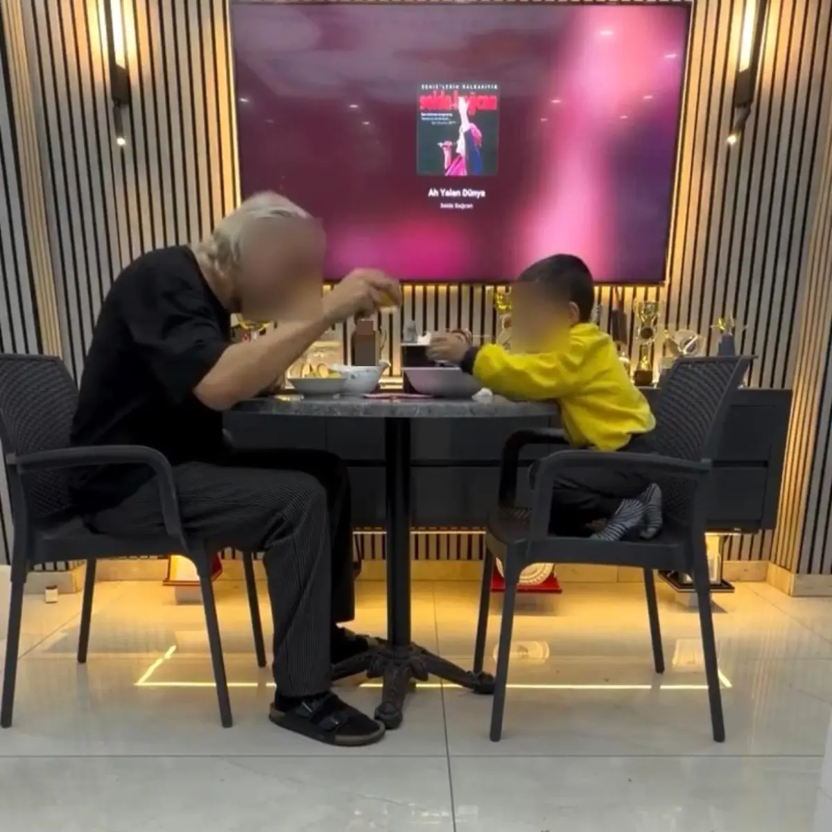 İzmir'de Baba, 3 Yaşındaki Çocuğunu Alkol Masasına Oturttu: Sosyal Medyada Paylaştı