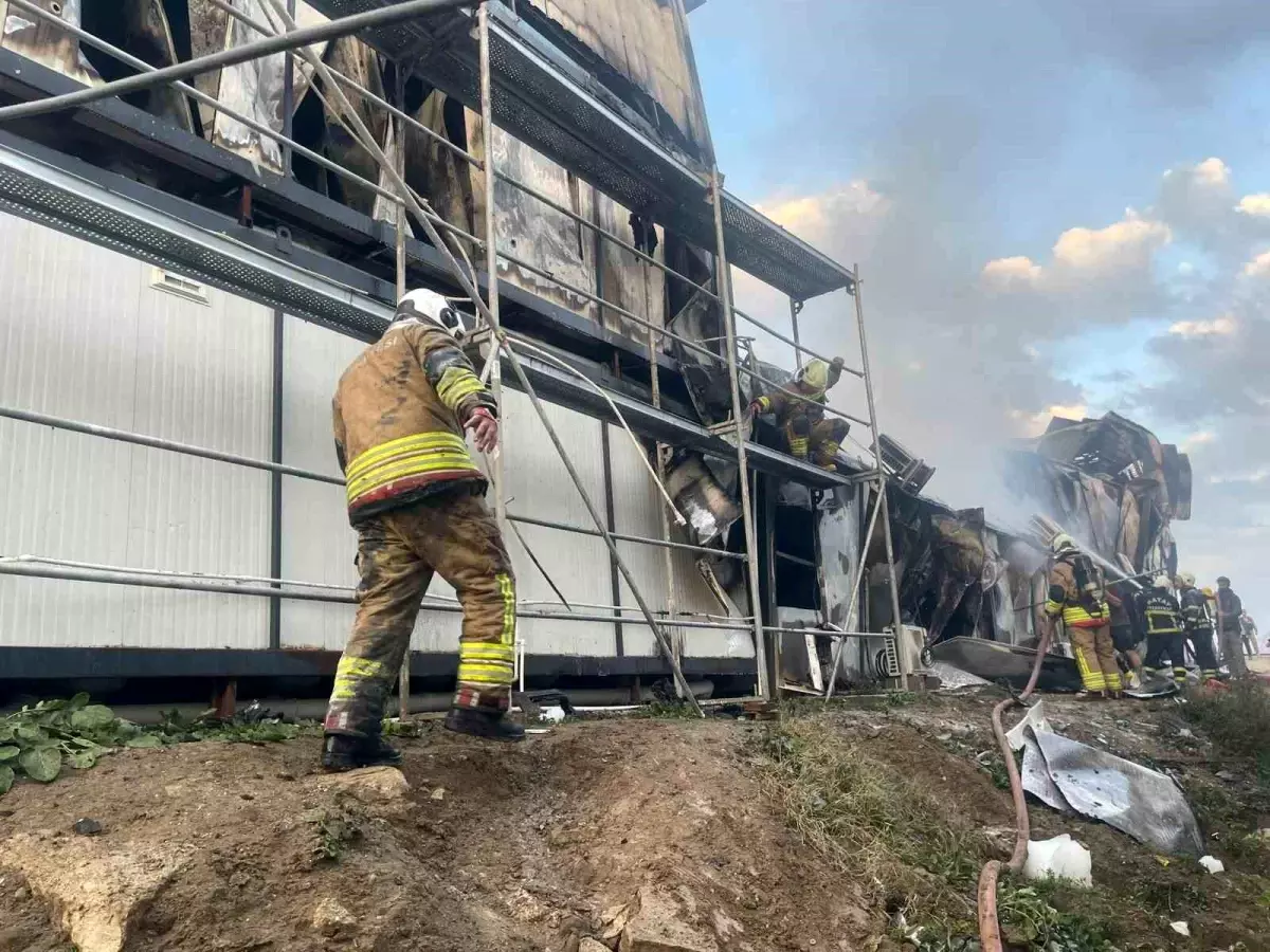 Hatay’ın Defne İlçesinde Konteyner Yatakhane Yangını Kontrol Altına Alındı