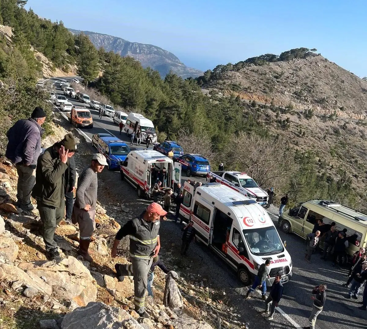 Mersin Anamur'da İşçi Servisi Uçuruma Çıktı: 1 Ölü, 4 Yaralı