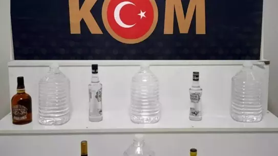 Polis ekipleri kaçak alkolü imha ederken