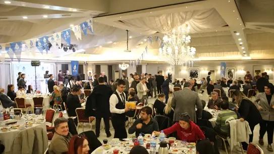 Ali Babacan Aydın’da gazetecilerle sohbet ederken