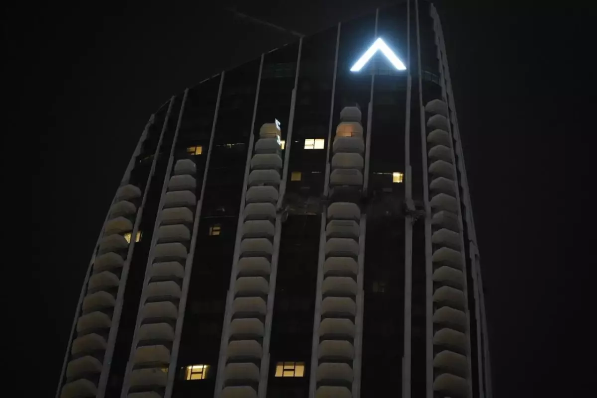 Dubai'de İHA Çarpması Sonrası Yangın Kontrol Altına Alındı