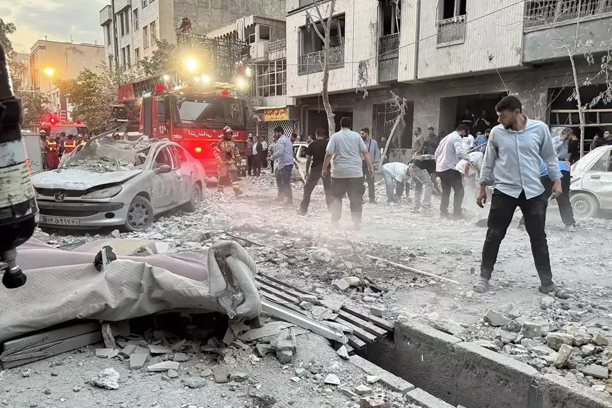 Tahran'dan Şok Açıklamalar: Hava Kuvvetleri Komutanı ve İstihbarat Yetkilisi Şehit Oldu