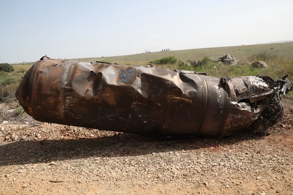 İsrail'in Elad Köyüne Düşen Füze Parçası Görüntülendi: Boyutu Şaşırtıyor