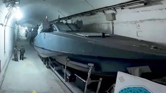 Yeraltı deniz üssünün iç mekan görüntüsü