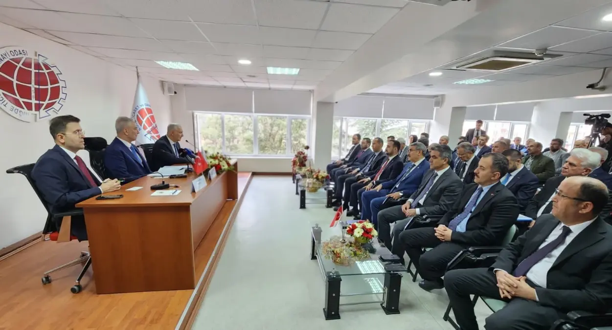 Türkiye'nin İhracatı 400 Milyar Doları Geçti: Ticaret Bakanı Bolat'tan Açıklama