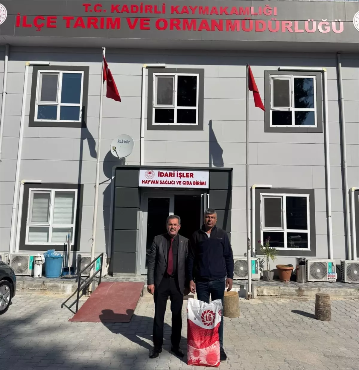 Kadirli'de 100 Çiftçiye Ayçiçeği Tohumu Dağıtıldı: Yeni Ekim Sezonu İçin Destek