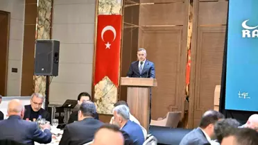 Kamu yöneticileri ve çocuklar iftar sofrası