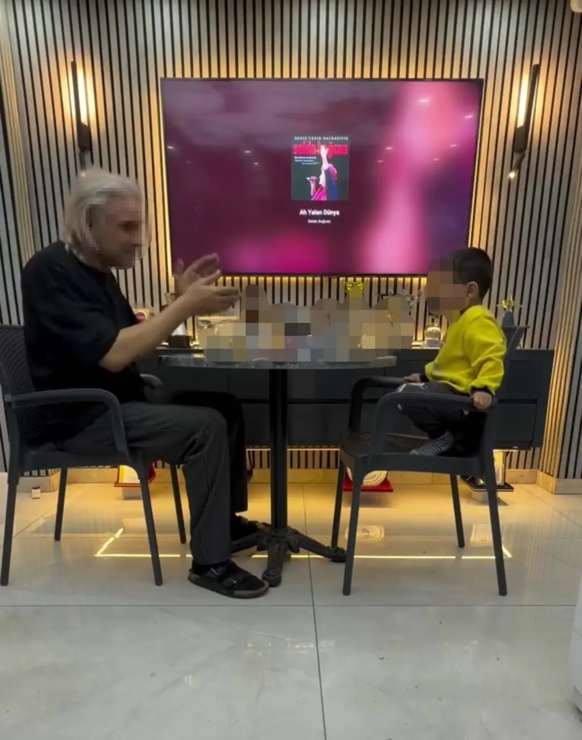 Alkol Masasında Çocuk Görüntüsü Çeken Baba Gözaltına Alındı