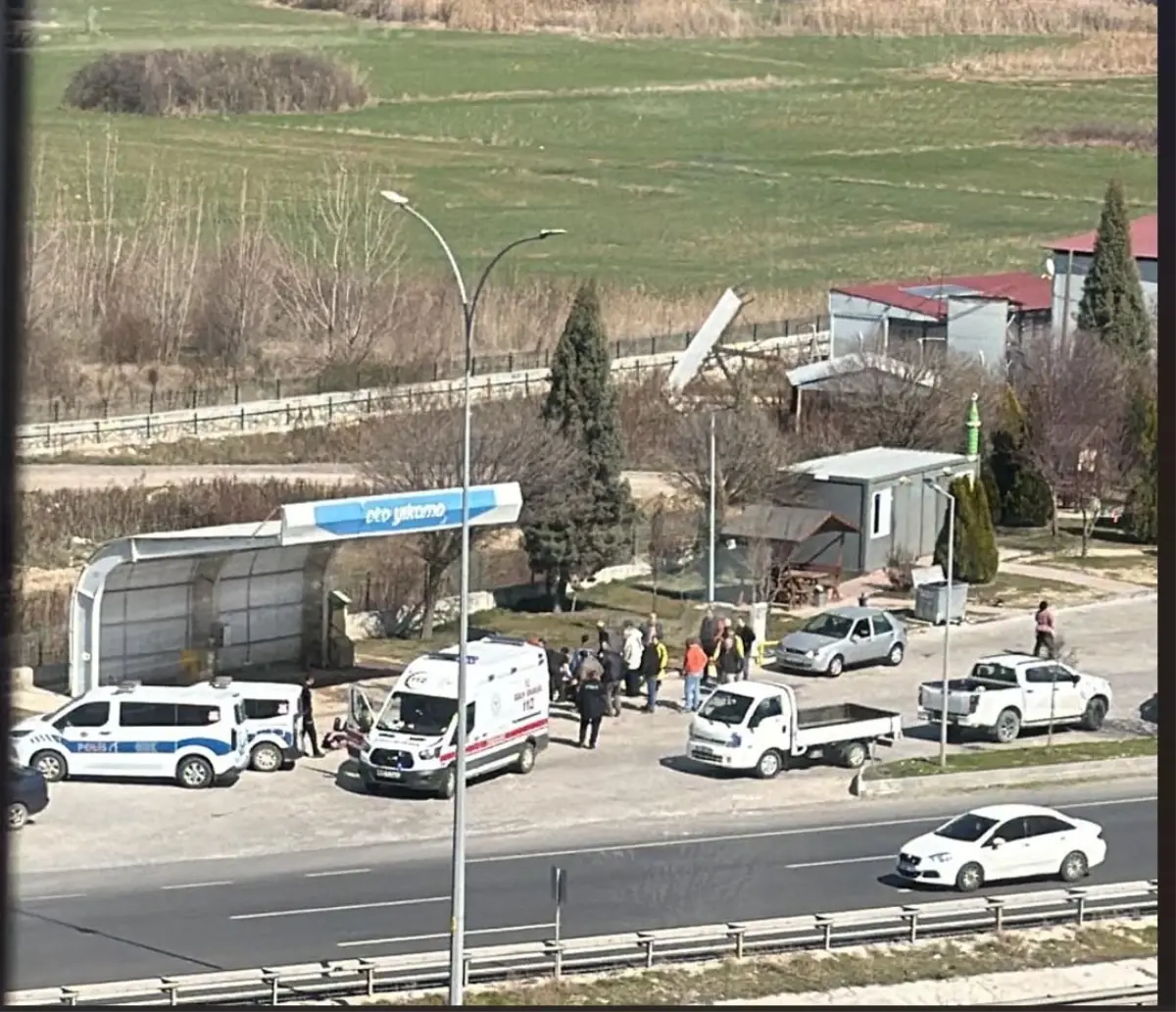 Bozüyük'te Akaryakıt İstasyonunda Şiddetli Kavga: Polis Memuru Bıçaklandı, Kardeşler Yaralandı
