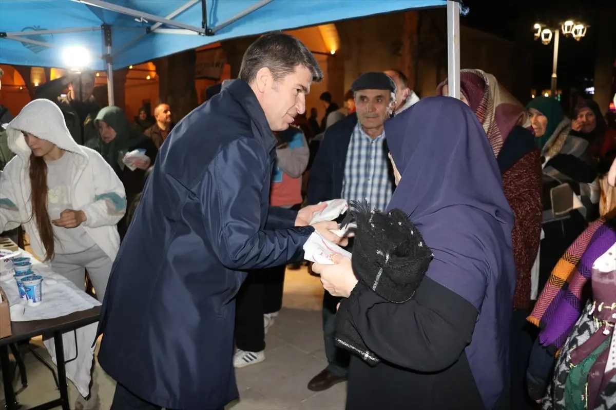 Amasya’da Ramazan’da Simit ve Ayran İkramı Geleneksel Lezzetini Sürdürüyor