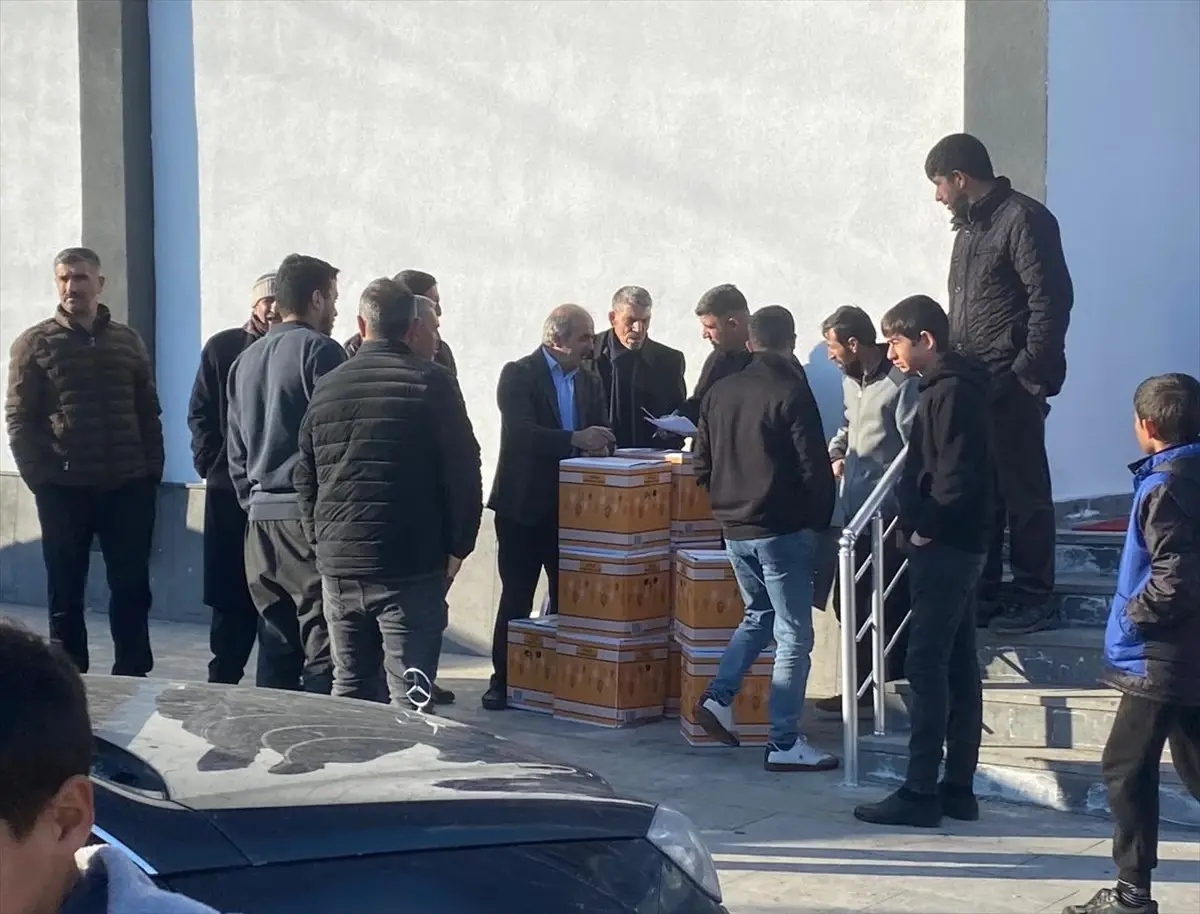 Adilcevaz’da Ramazan Yardımı: 500 Kolinin Dağıtımı Gerçekleşti