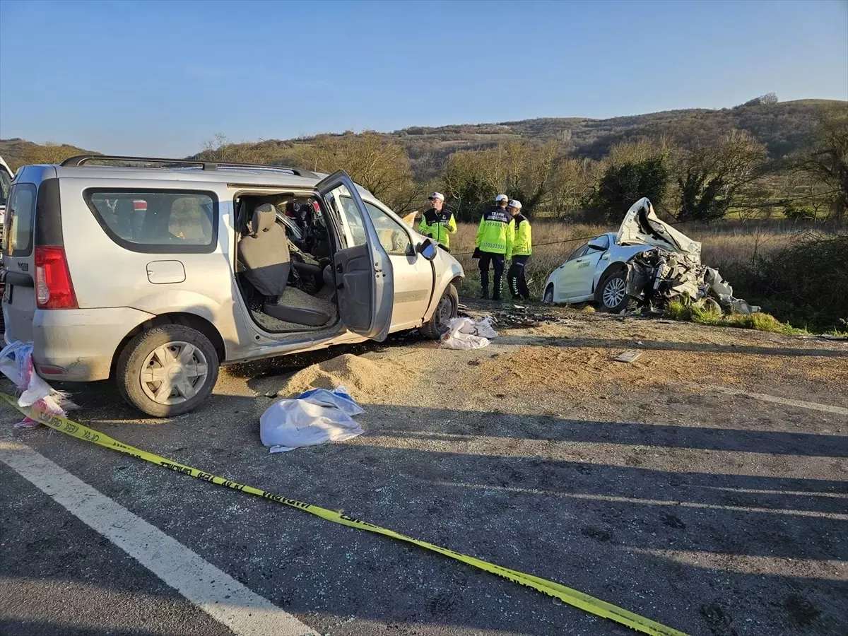 Savaştepe'de Hafif Ticari Araç ve Otomobil Çarpıştı: 1 Kişi Hayatını Kaybetti