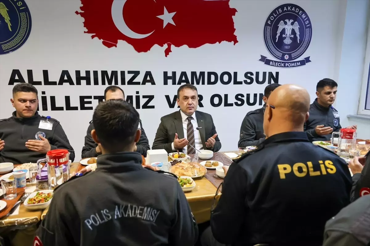 Bilecik Valisi Faik Oktay Sözer, Polis Adaylarıyla Ramazan İftarında Buluştu