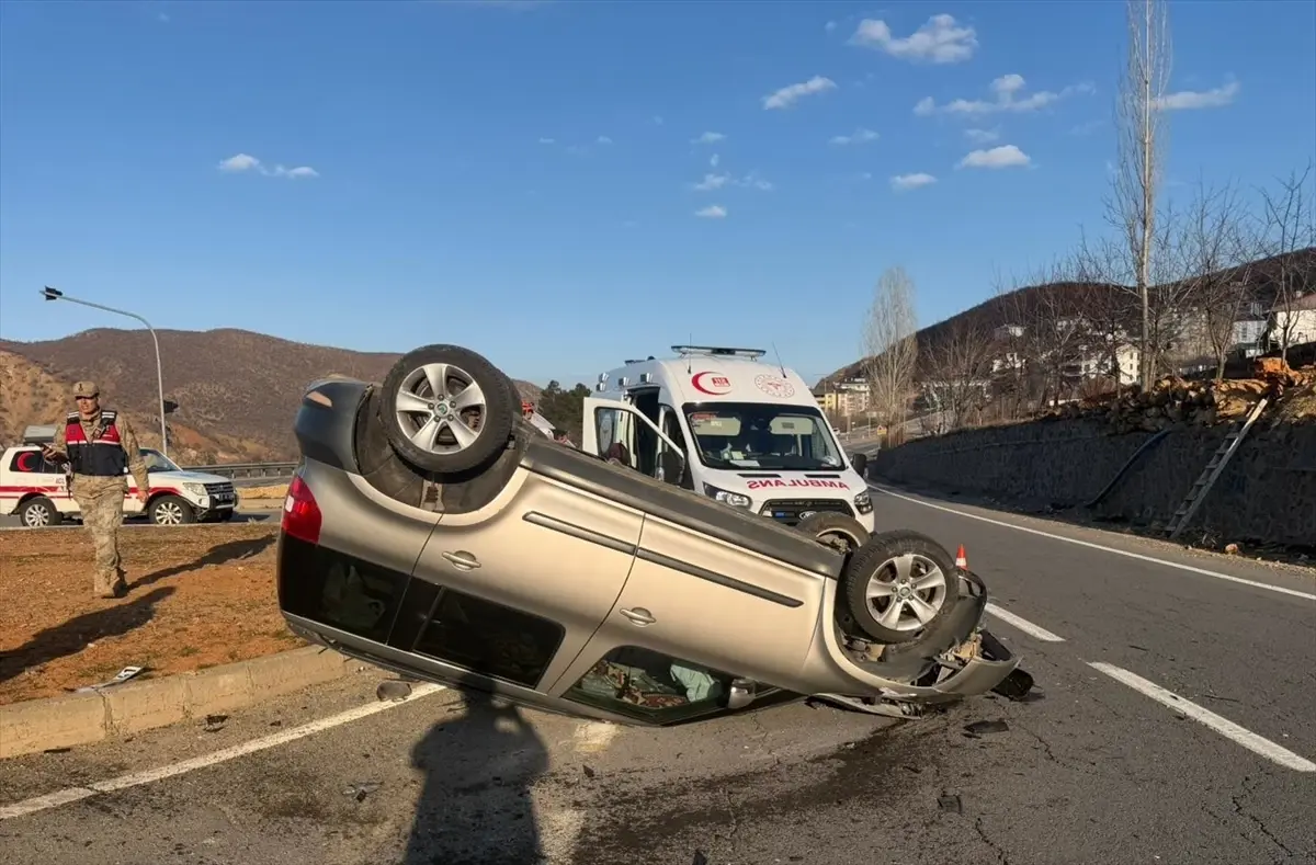 Bingöl'de Araç Devrildi: 2 Kişi Yaralı, Sağlık Ekipleri Olay Yerine Sevk Edildi