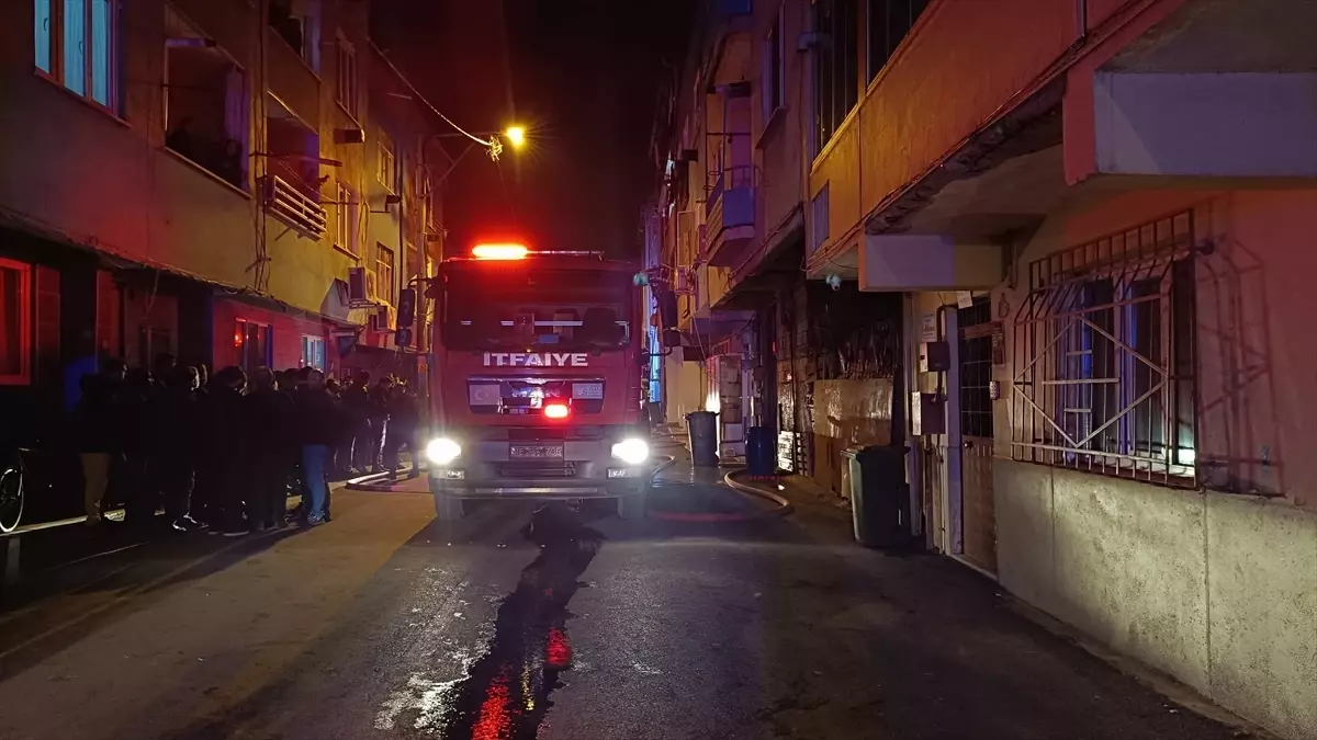 Bursa Osmangazi'de Çatı Yangını Kontrol Altına Alındı