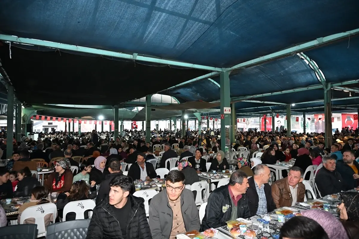 Demirci'de 5 Bin Kişi Bir Arada İftar Açtı