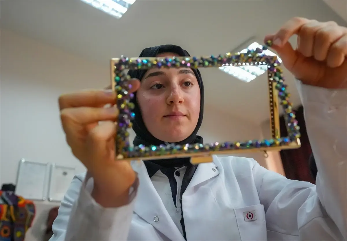 Diyarbakır’da Sıfır Atık Atölyesi: Eski Çeyizlik Ürünler Çantaya Dönüştürülüyor