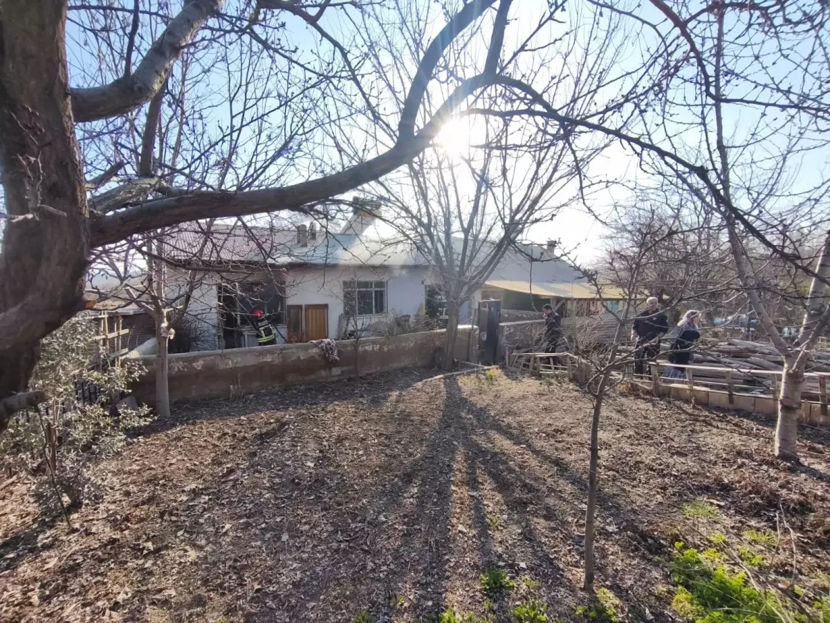 Elazığ’da Ev Yangını: 65 Yaşındaki Kadın Hayatını Kaybetti, Torunu Yaralandı