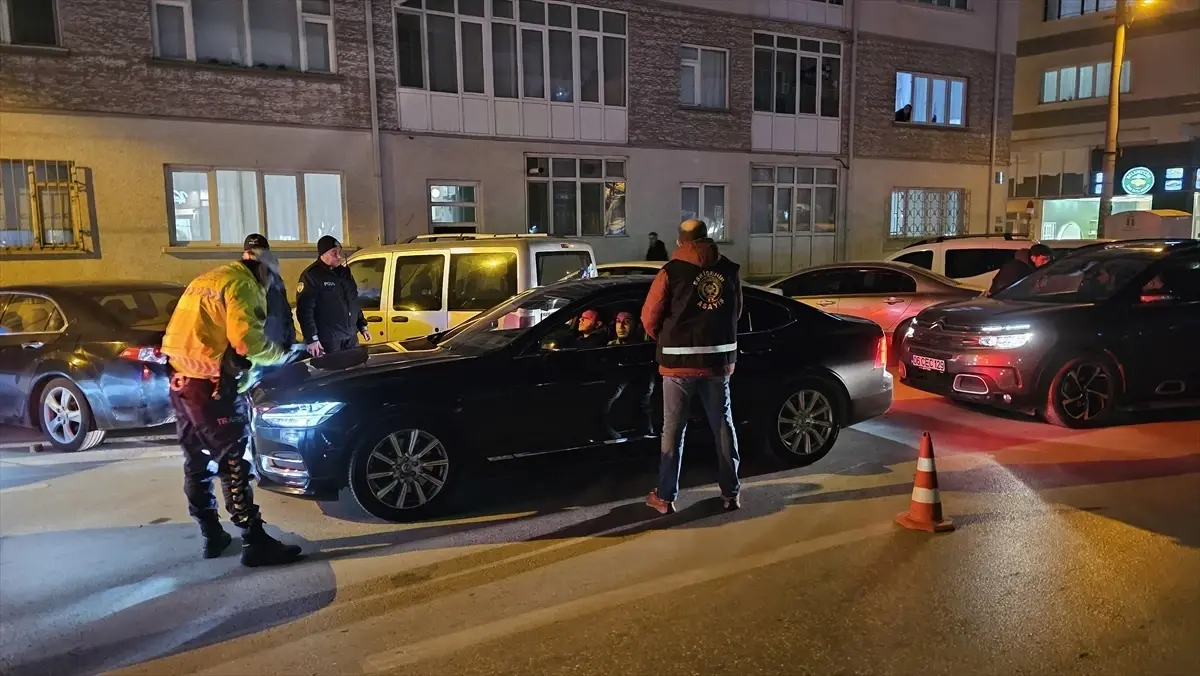 Eskişehir Tepebaşı'nda 23 ekipten 66 polis geniş çaplı asayiş ve trafik denetimi yaptı