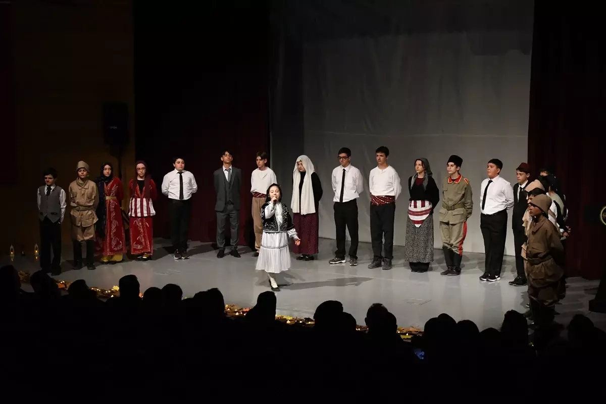 Gümüşhane'de İstiklal Marşı'na Saygı Duruşu: Mehmet Akif Ersoy Anma Programı Gerçekleşti