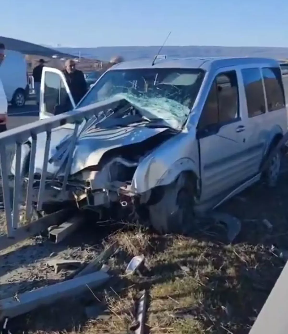 Bingöl'ün Karakoçan İlçesinde Hafif Ticari Araç Bariyere Çarptı: 1 Ağır Yaralı